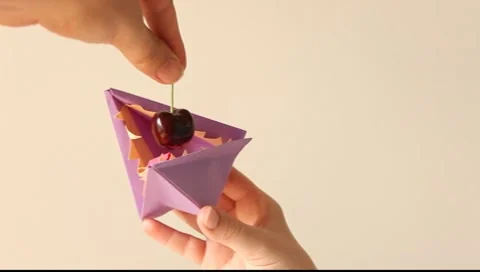 Origami monster eating cherry Vídeos de archivo 8144199