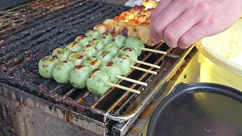 Original dango and green tea skewers grilled on japanese style stove. Vídeos de archivo 238760788