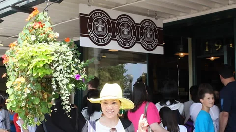 Original Starbucks on pike st - tourists outside Stock Footage 37419341