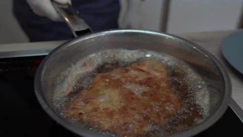The original Wiener Schnitzel Vídeos de archivo 143226227