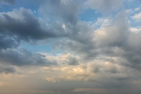 Ornamental clouds. Dramatic sky. Epic storm cloudscape Soft sunlight. Panoram Foto stock