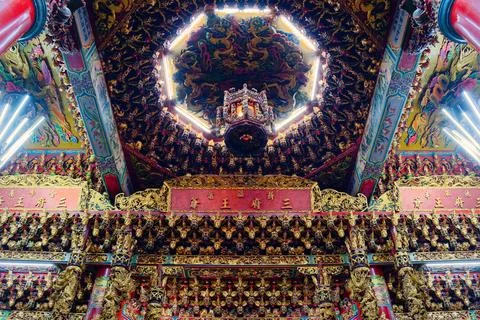 Ornate Ceiling Lantern and Deity Plaques at Gaomei Wenhsin Temple Taichung Stock-Fotos