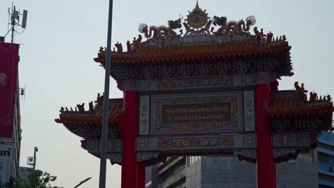 Ornate Chinese Arch at Odeon Circle in Yaowarat Video stock 332046805