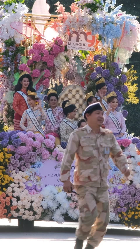 Ornate flower float greeting crowd during parade 库存影片 347441062