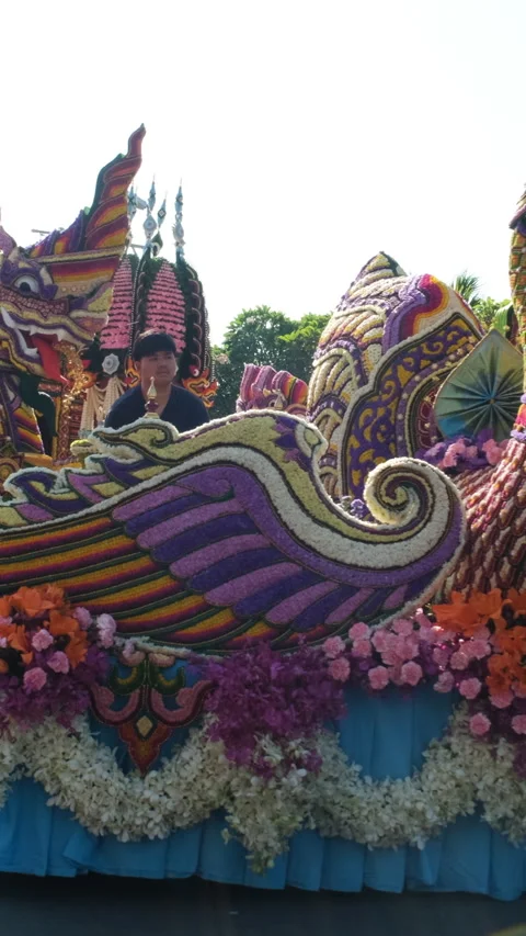 Ornate flower float moving through parade route 库存影片 347574372