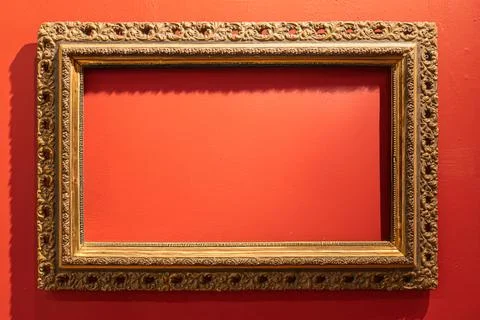 Ornate frame with classical patterns holds empty art space, possibly intent.. Foto stock