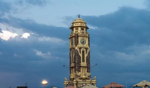 Ornate Heritage Clock Tower Centered Against Blue Twilight Sky in Haridwar Foto stock