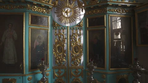 The Ornate Interior Found Inside a Historical Church Featuring Religious Art Vidéo 303812804