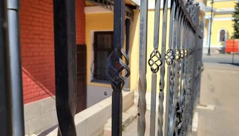 Ornate iron grating with a twisted pattern. Abstract exterior architectural.. Foto stock