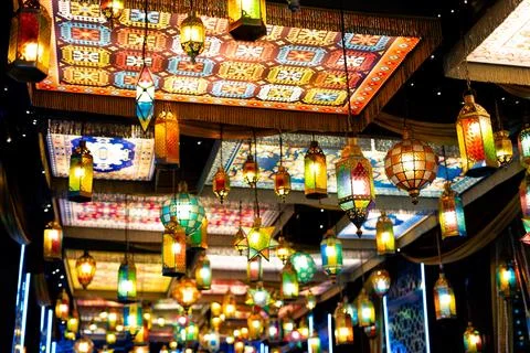 Ornate Islamic Lantern Bazaar with Patterned Ceiling Panels Stockfoto's