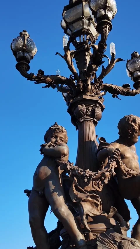Ornate Lamp Post with Cherubs on Pont Alexandre III in Paris. Vertical view 스톡 동영상 344419633