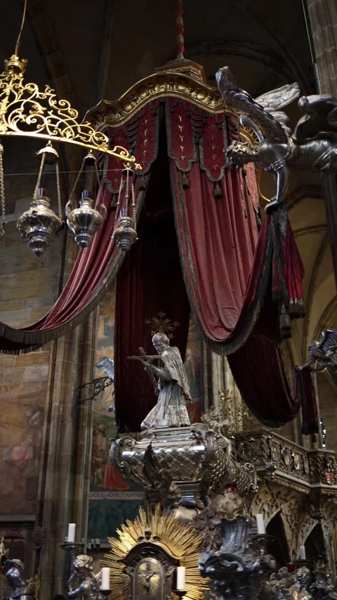 The ornate silver tomb of St. John of Nepomuk in St. Vitus Cathedral, Prague Cas Stock Footage 294714474