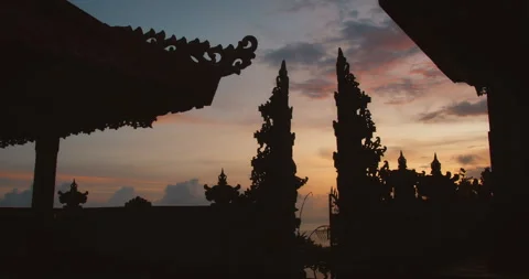Ornate split stone gateway silhouette under dusk sky in Bali Nusa Penida 库存影片 341368844