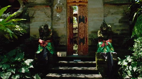 Ornate stone guardian statues in front of inner gate, Ubud, Bali 库存影片 336514618