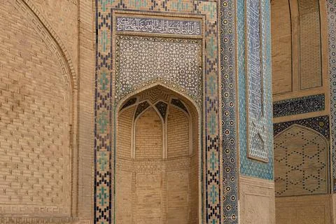 Ornate tilework and pointed arches on Mir-i-Arab Madrasah at Poi Kalyan squ.. Foto stock