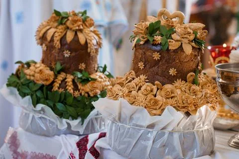 Ornate Traditional Easter Bread adorned with Decorative Dough Flowers and G.. 库存照片