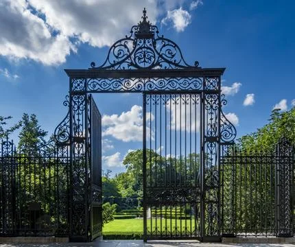 The ornate Vanderbilt Gate frames the Conservatory Garden. Stock-Fotos