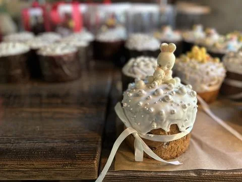 Orthodox Easter with Easter cake decorated with White fondant with a figure.. Foto stock