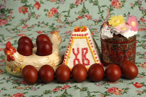 Orthodox Easter, painted eggs and Easter cake. Christian traditions. Foto stock