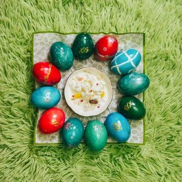 Orthodox Easter Tradition: Colored Eggs and Cottage Cheese Fotos de archivo