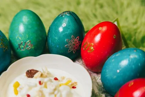 Orthodox Easter Tradition: Vibrant Colored Eggs Fotos de archivo