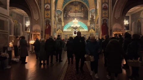 Orthodox People With Easter Baskets Inside Kyiv Church Interior 库存影片 332712317