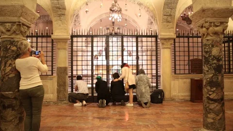 Orthodox pilgrims pray in the cript of the Basilica of Saint Nicholas Видео 129584110
