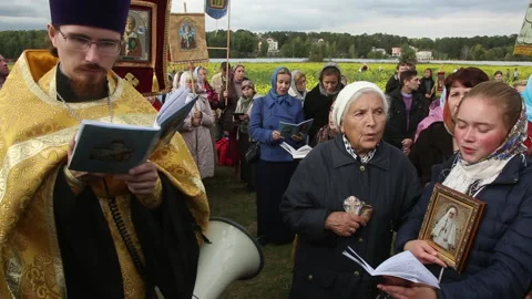 Orthodox pilgrims read a prayer during a procession Vídeo Stock 148449966