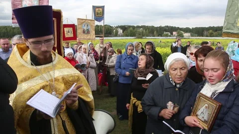 Orthodox pilgrims read a prayer during a procession Vídeo Stock 148449999