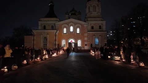 Orthodox Priests Blessing Easter Baskets With Holy Water In Kyiv Night 库存影片 332712306