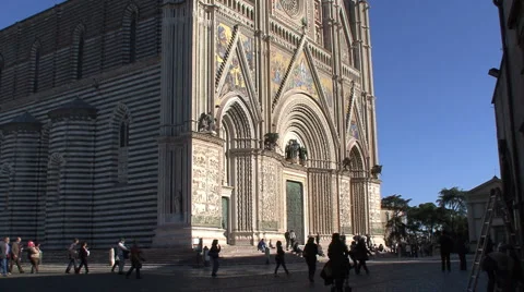 Orvieto cathedral tilts up side view 1 Stock-Footage 4280158