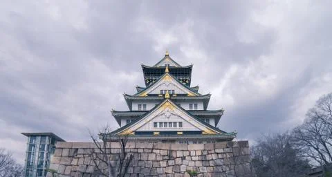 Osaka Castle front view in a cloudy day. Фото