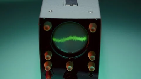 Oscilloscope with Control Knobs Showing Wavy Green Signal Pattern on Screen 스톡 동영상 291942307