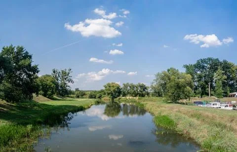 Osobloga river in summer with slightly cloudy sky and greenery Foto stock