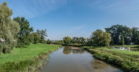 Osobloga river in summer with slightly cloudy sky and greenery Foto stock