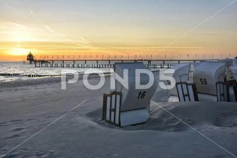 Photograph: Ostsee Zingst Seebruecke Strand und Seebruecke von Zingst ...