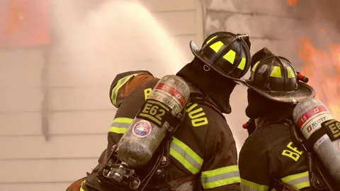 OTS Firemen Assessing Fire 動画素材 197445005