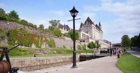 The Ottawa Locks Infront Of The Chateau Laurier Downtown Vidéo 64971656
