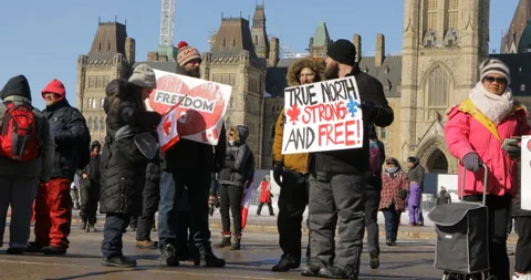 Ottawa protest crowds with signs taking pictures and protesting at Parliament Vidéo 170322998