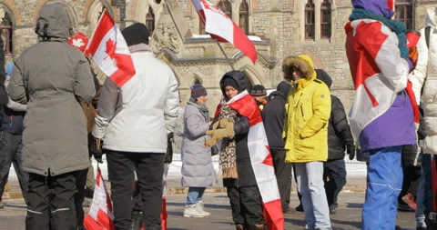 Ottawa protesters wearing Canada Flags at Ottawa Parliament Vídeo Stock 170346296
