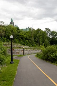 Ottawa River Pathway by stone retaining wall below Parliament Hill in Canadia Stock-Fotos