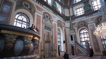 Ottoman Dolmabahce Mosque Bosphorus Stockbeeldmateriaal 85570541