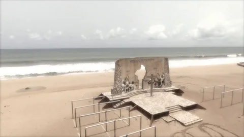 Ouidah's door of Return memorial Vídeos de archivo 81219344