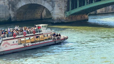 Our boat with tourists enjoying a trip cruising on the Seine river Vídeo Stock 333103953