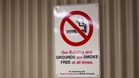 Our building and grounds are smoke free at all times sing on wall 스톡 동영상 73288325