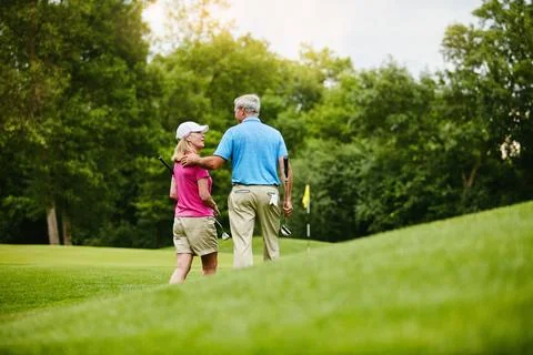 This is our type of date. a mature couple on a golf course. Fotos de archivo