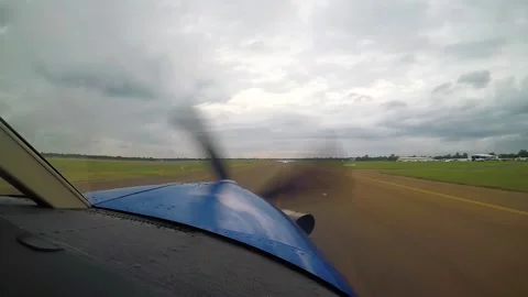 Out of cockpit view of an propeller airplane on a taxiway Stockbeeldmateriaal 154065743