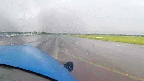 Out of cockpit view of an propeller airplane during landing with rainy weather Stockbeeldmateriaal 154164096