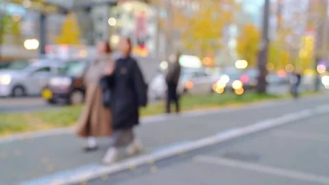Out of focus bokeh background of a busy city street in autumn with cars, pe.. Stock-Footage 330343623