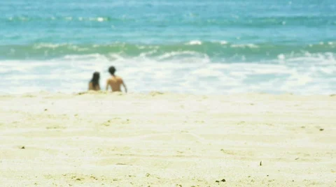 Out of focus couple at the beach 스톡 동영상 797488